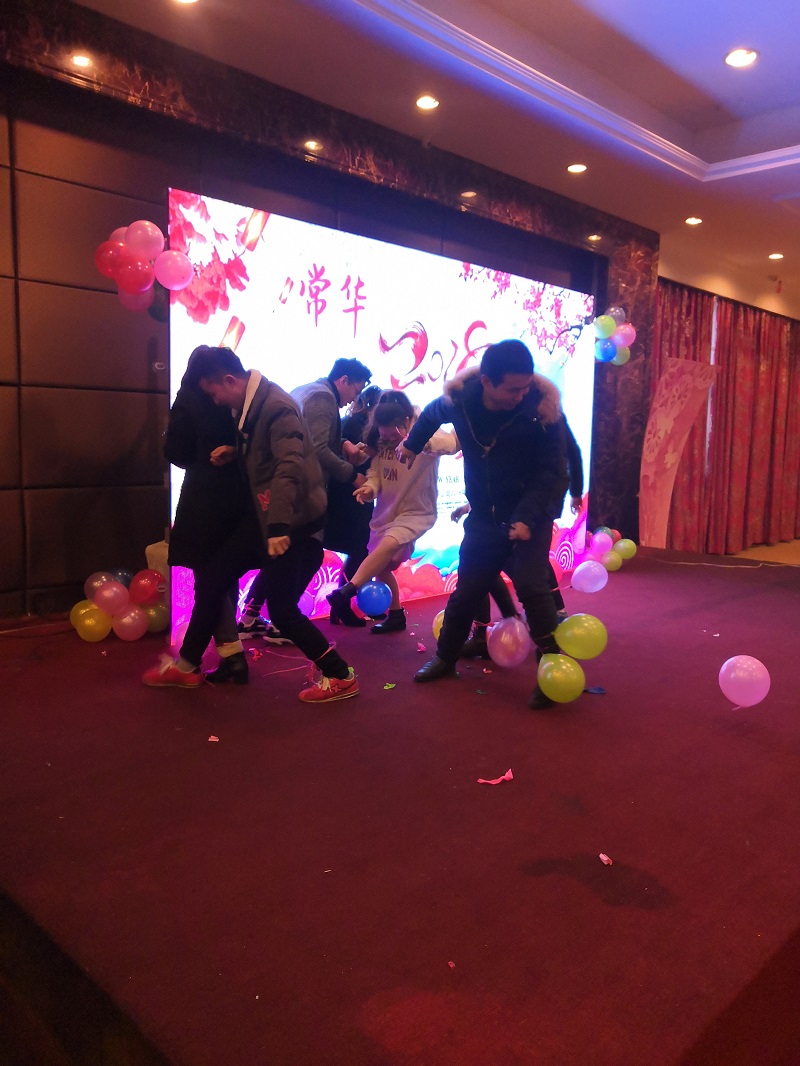 3571547529128953.jpg 踩氣球活動(dòng).jpg